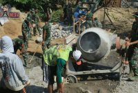 Satgas TMMD Kodim 0808/Blitar saat mengerjakan tahap pembangunan jembatan.