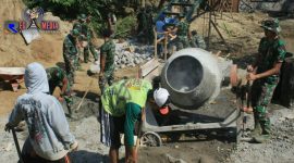 Satgas TMMD Kodim 0808/Blitar saat mengerjakan tahap pembangunan jembatan.