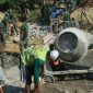 Satgas TMMD Kodim 0808/Blitar saat mengerjakan tahap pembangunan jembatan.