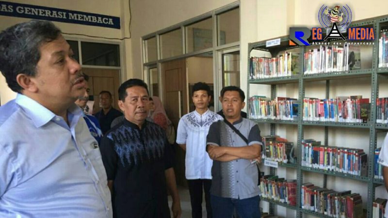 Wakil Ketua DPR RI (Fahri Hamzah), saat meninjau pengarsipan dan peningkatan minat baca di Perpustakaan di Dinas Perpustakaan dan Arsip Sumbawa, NTB.