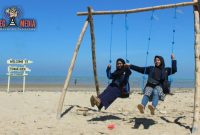 Dua mahasiswa KKN 14 UTM tengah menikmati keindahan di Pantai Jumiang, Pamekasan.