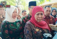 Gubernur Jawa Timur (Khofifah Indar Parawansah) saat diwawancara awak media saat acara peringatan Hari Lansia Nasional di Bangkalan, Madura.