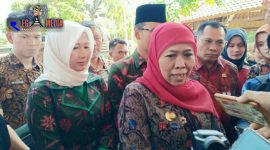 Gubernur Jawa Timur (Khofifah Indar Parawansah) saat diwawancara awak media saat acara peringatan Hari Lansia Nasional di Bangkalan, Madura.