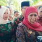 Gubernur Jawa Timur (Khofifah Indar Parawansah) saat diwawancara awak media saat acara peringatan Hari Lansia Nasional di Bangkalan, Madura.