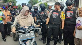 Bidan desa tampak tersenyum sumringah setelah motornya kembali dan dikendarai langsung Kapolres Lumajang (AKBP. M. Arsal Sahban).