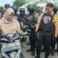Bidan desa tampak tersenyum sumringah setelah motornya kembali dan dikendarai langsung Kapolres Lumajang (AKBP. M. Arsal Sahban).