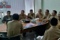 Terlihat sejumlah pejabat Dinas Pendidikan tengah berdiskusi.