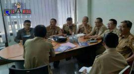 Terlihat sejumlah pejabat Dinas Pendidikan tengah berdiskusi.
