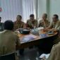 Terlihat sejumlah pejabat Dinas Pendidikan tengah berdiskusi.