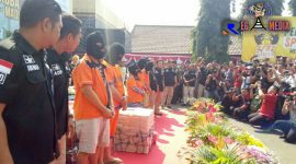 Konferensi pers pengungkapan sindikat narkoba internasional di wilayah hukum Polda Jatim.