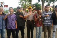 Massa aksi dari AMMPD pose bersama dengan Wakapolres Boalemo.