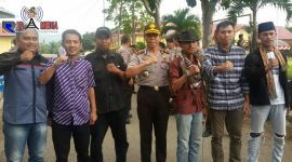 Massa aksi dari AMMPD pose bersama dengan Wakapolres Boalemo.