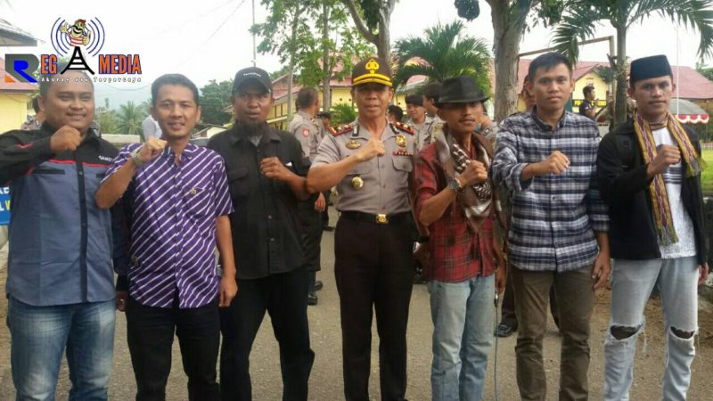 Massa aksi dari AMMPD pose bersama dengan Wakapolres Boalemo.