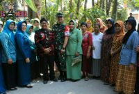 Pose bersama Ketua Persit Kartika Chandra Kirana Cabang XXII Kodim 0808/Blitar (Ny.Irine Kris Bianto).