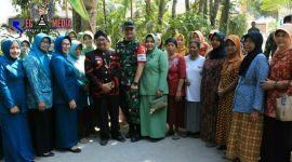 Pose bersama Ketua Persit Kartika Chandra Kirana Cabang XXII Kodim 0808/Blitar (Ny.Irine Kris Bianto).