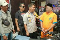Kapolres Lumajang (AKBP M. Arsal Sahban) mempertemukan antara tersangka MS (oknum PNS) dengan korban (pemilik motor)