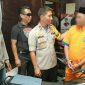 Kapolres Lumajang (AKBP M. Arsal Sahban) mempertemukan antara tersangka MS (oknum PNS) dengan korban (pemilik motor)