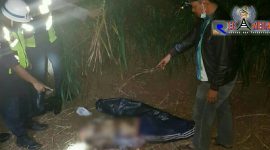 Petugas penjaga rel kereta api saat mengecek sebagian jasad korban yang ditemukan.