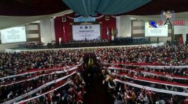 Antusias, 4.800 mahasiswa baru Universitas Trunojoyo Madura (UTM) terlihat memadati gedung pertemuan.