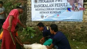 PWI Bangkalan Berbagi Daging Hewan Qurban