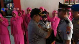 Kapolres Bangkalan saat melaksanakan serah terima jabatan kepada Kasatlantas yang baru di mapolres setempat