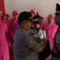 Kapolres Bangkalan saat melaksanakan serah terima jabatan kepada Kasatlantas yang baru di mapolres setempat