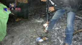 Petugas kepolisian saat melakukan olah TKP