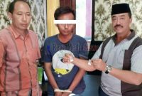 Tersangka MR saat diamankan dimapolsek setempat