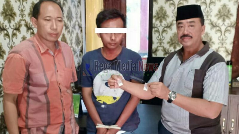 Tersangka MR saat diamankan dimapolsek setempat