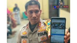 Kapolres Lumajang (AKBP. M. Arsal Sahban) saat menunjukkan cara pelaku penjual motor bodong di medsos (facebook).