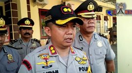 Kapolres Sampang (AKBP. Budhi Wardiman) saat diwawancara awak media terkait anggota Polres Sampang yang di PTDH.