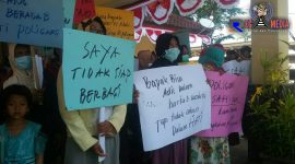 Puluhan emak-emak di Bangkalan saat menggelar aksi bisu tolak poligami.