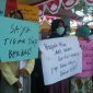 Puluhan emak-emak di Bangkalan saat menggelar aksi bisu tolak poligami.