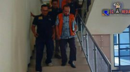 Terlihat dua kepala dinas di Bangkalan digelandang pihak Kejaksaan menuju rutan setempat. 