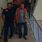 Terlihat dua kepala dinas di Bangkalan digelandang pihak Kejaksaan menuju rutan setempat. 