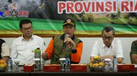 Kepala BNPB Doni Monardo di Media Center Pos Komando Penanganan Darurat Bencana Karhutla, Pekanbaru. 
