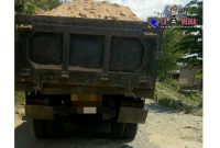 Terlihat truk bermuatan pasir