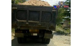 Terlihat truk bermuatan pasir