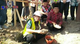 Peletakan batu pertama secara simbolis oleh Plt Walikota Blitar (Santoso) dalam pembangunan Kelurahan Karangtengah.