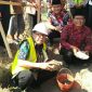 Peletakan batu pertama secara simbolis oleh Plt Walikota Blitar (Santoso) dalam pembangunan Kelurahan Karangtengah.