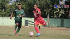 Kedua pemain Persesa dan PS Kota Pahlawan tengah berebut bola.