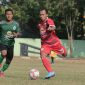 Kedua pemain Persesa dan PS Kota Pahlawan tengah berebut bola.