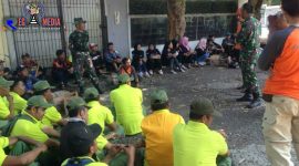 Kapten Deni Sukmara Pasipam Pusdik Pengmilum saat memberikan arahan kepada warga Cibabat.