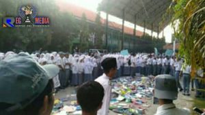 Buku Pelajaran Mahal, Siswa-Siswi MAN Bangkalan Lakukan Aksi Protes