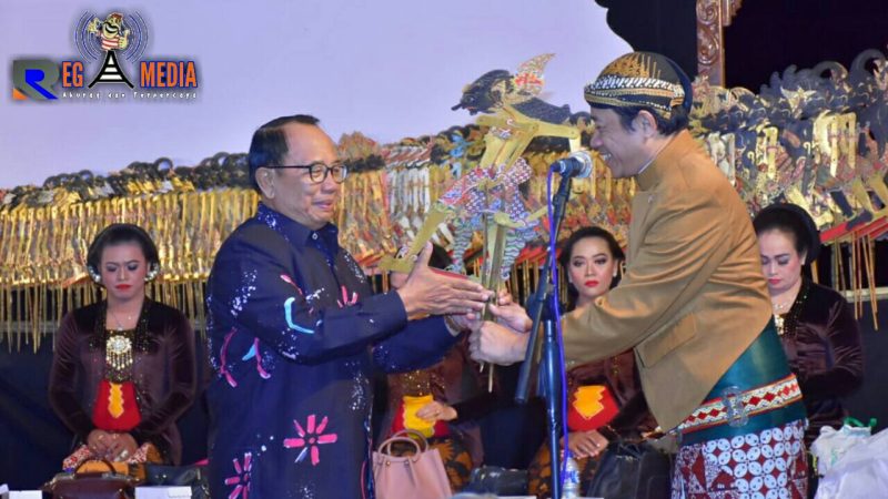 Bupati Blitar, Rijanto menyerahkan satu wayang kulit kepada Kidalang Purbo Asmoro sebagai pertanda dimulainya pagelaran.