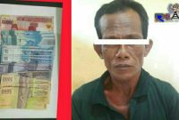 Pelaku penipuan saat diamankan di Mapolsek setempat.