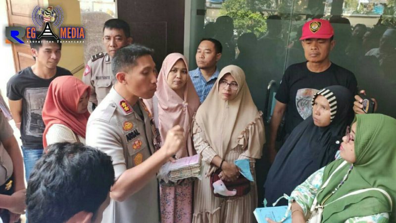 Para ibu-ibu yang menjadi korban investasi bodong saat mendatangi Mapolres Lumajang.