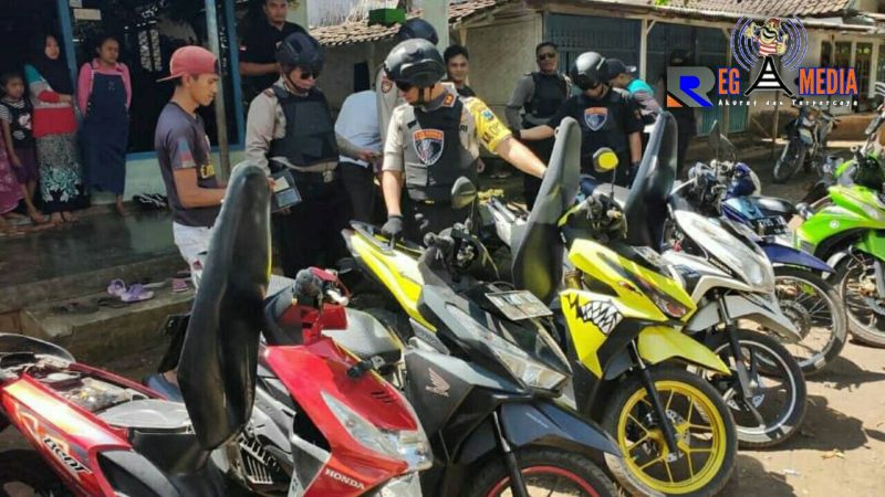 Tim Cobra Polres Lumajang saat razia motor bodong secara door to door ke kampung-kampung.