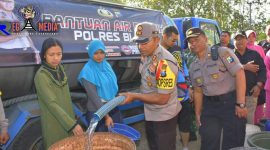 Kapolres Blitar (AKBP Anissrulah M Ridha SIK., SH.,MH) di dampingi Kapolsek Wonotirto (AKP Tamim Anwar) saat membagikan air ke warga.