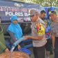 Kapolres Blitar (AKBP Anissrulah M Ridha SIK., SH.,MH) di dampingi Kapolsek Wonotirto (AKP Tamim Anwar) saat membagikan air ke warga.